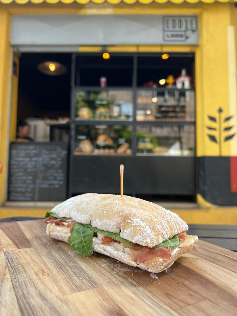 Sanduíche de Ciabata com Parma, Brie, Rúcula e Tomate Confit