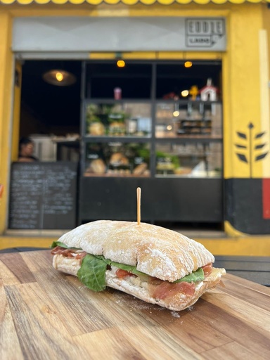 Sanduíche de Ciabata com Parma, Brie, Rúcula e Tomate Confit