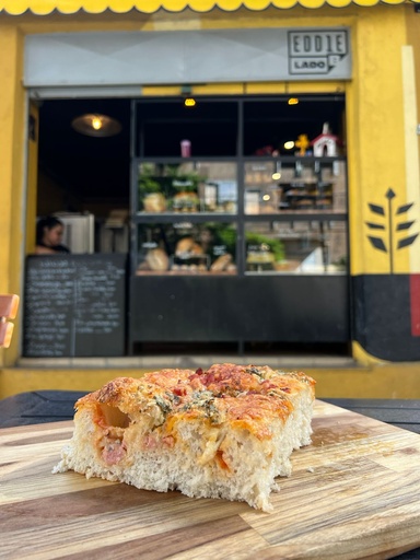 Schiacciata com Calabresa Defumada e Gorgonzola - pedaço